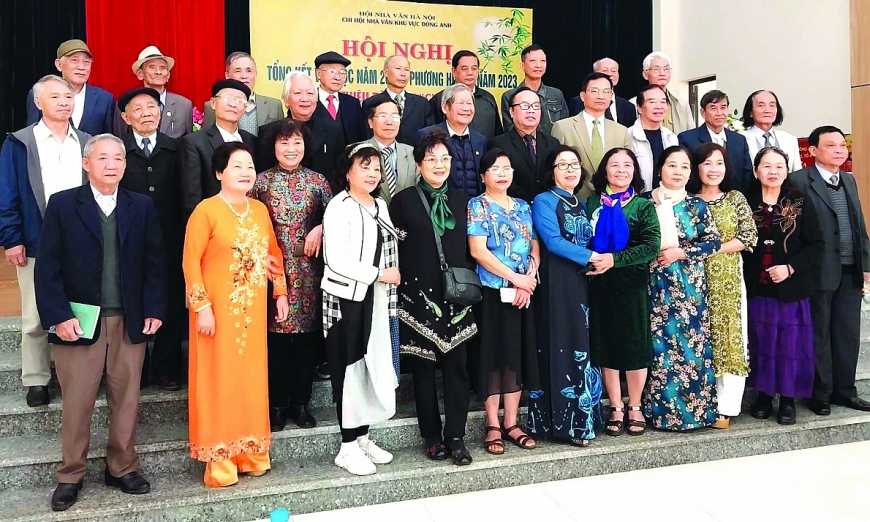 Các hội viên Chi hội Nhà văn khu vực Đông Anh và khách mời chụp ảnh lưu niệm