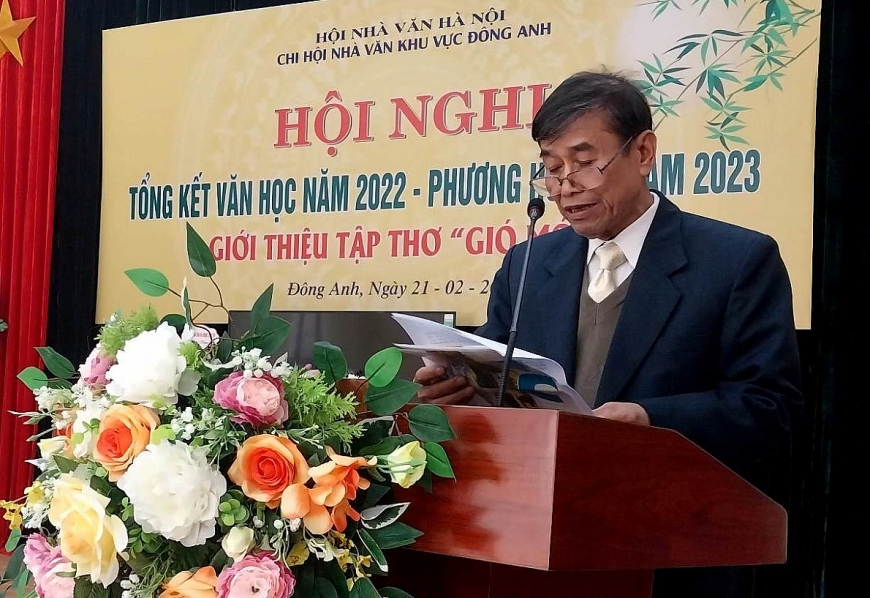 Nhà thơ Khang Sao Sáng đọc báo cáo trước Hội nghị