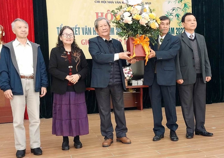 Đại diện Chi hội Nhà văn Hà Đông - Sơn Tây tặng hoa chúc mừng Chi hội Nhà văn khu vực Đông Anh   