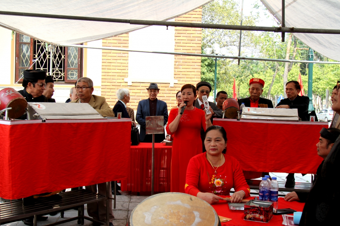 Người cầm trịch giao bài