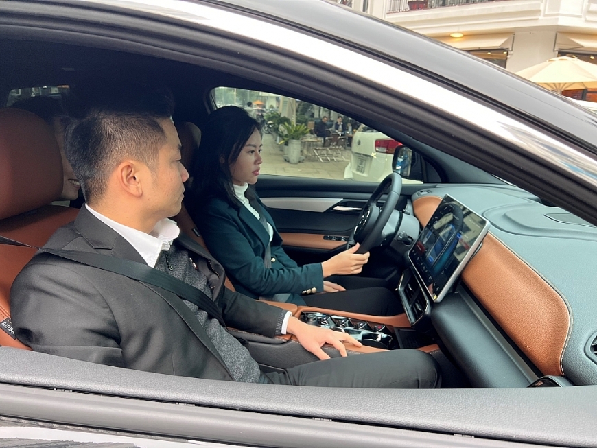 Khách hàng nữ trải nghiệm trợ lý ảo VinFast trên xe VF 8