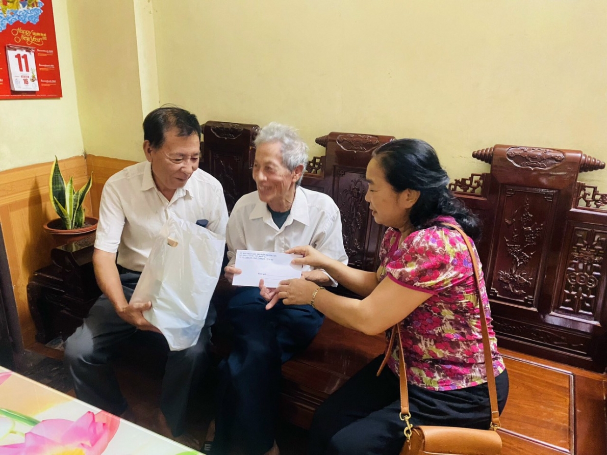 Tặng quà NCT hoàn cảnh khó khăn thị trấn Thường Tín