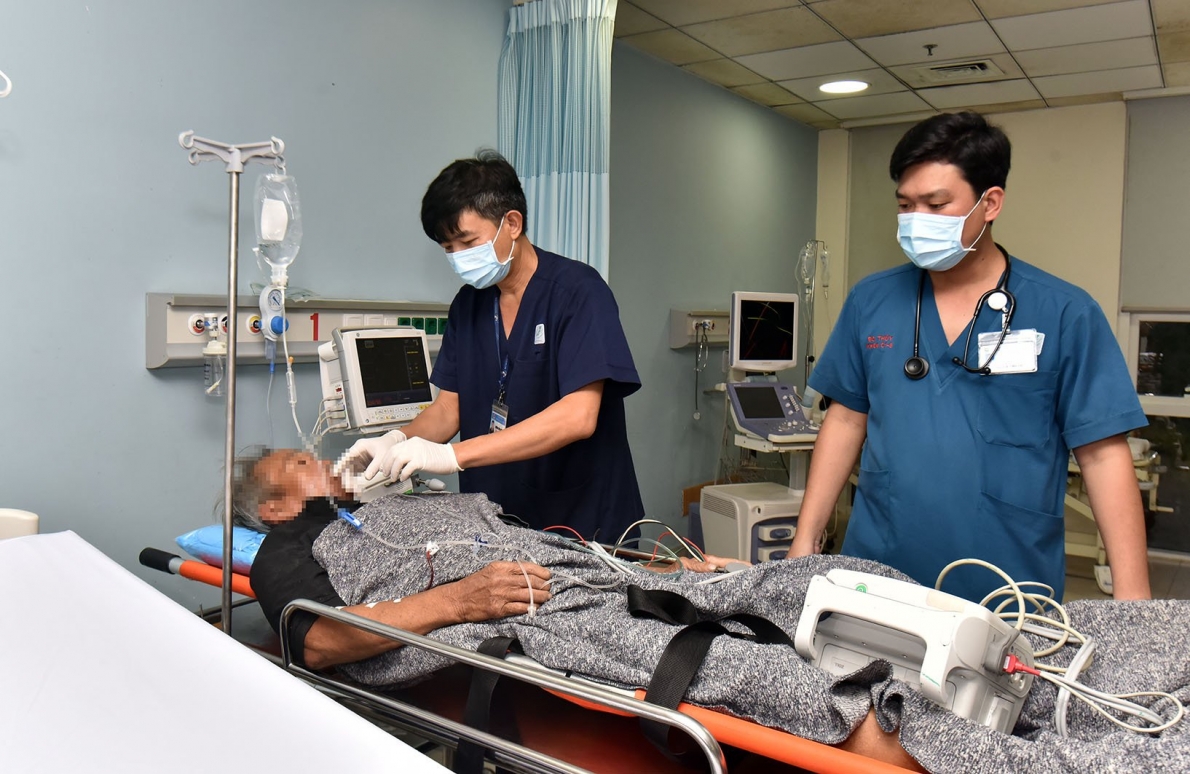 Tổ cấp cứu đường không Bệnh viện Quân y 175 kịp thời đưa ngư dân cao tuổi bị đột quỵ từ Trường Sa về đất liền