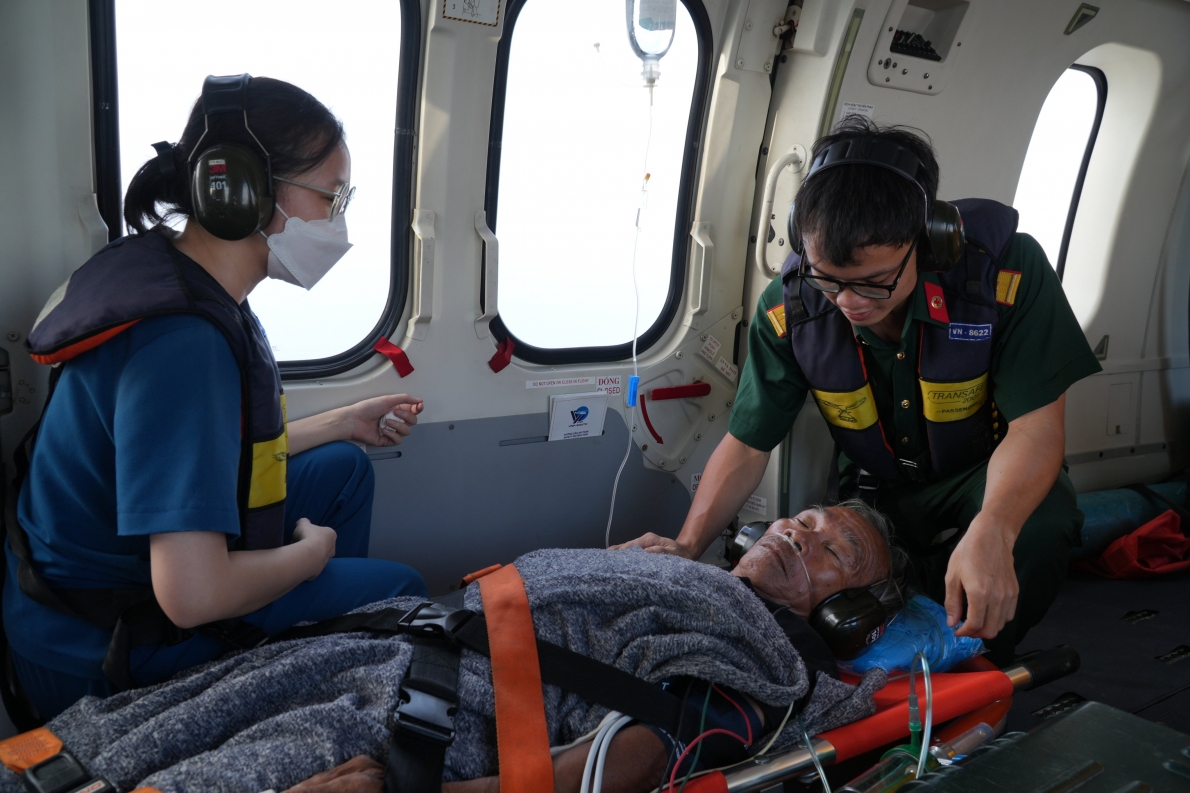 Tổ cấp cứu đường không Bệnh viện Quân y 175 kịp thời đưa ngư dân cao tuổi bị đột quỵ từ Trường Sa về đất liền