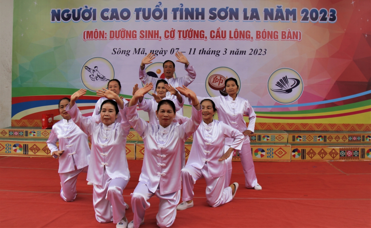 Bài dưỡng sinh của NCT thị trấn Mộc Châu, huyện Mộc Châu, tỉnh Sơn La tại Hội thao