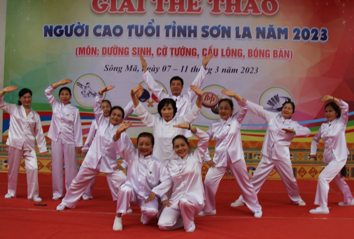 Bài dưỡng sinh của NCT thị trấn Nông trường Mộc Châu, huyện Mộc Châu, tỉnh Sơn La tại Hội thao