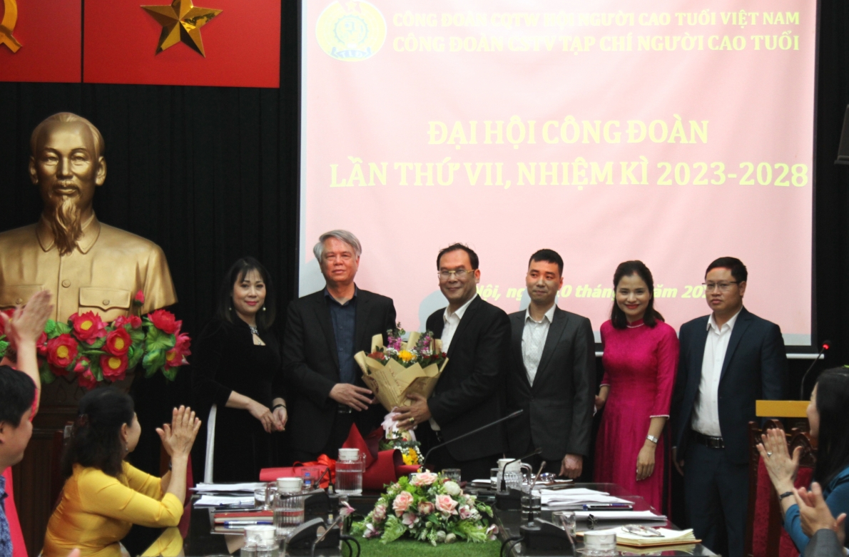 Bí thư Chi bộ, Tổng Biên tập Lê Quang tặng hoa chúc mừng Ban Chấp hành Công đoàn khóa mới