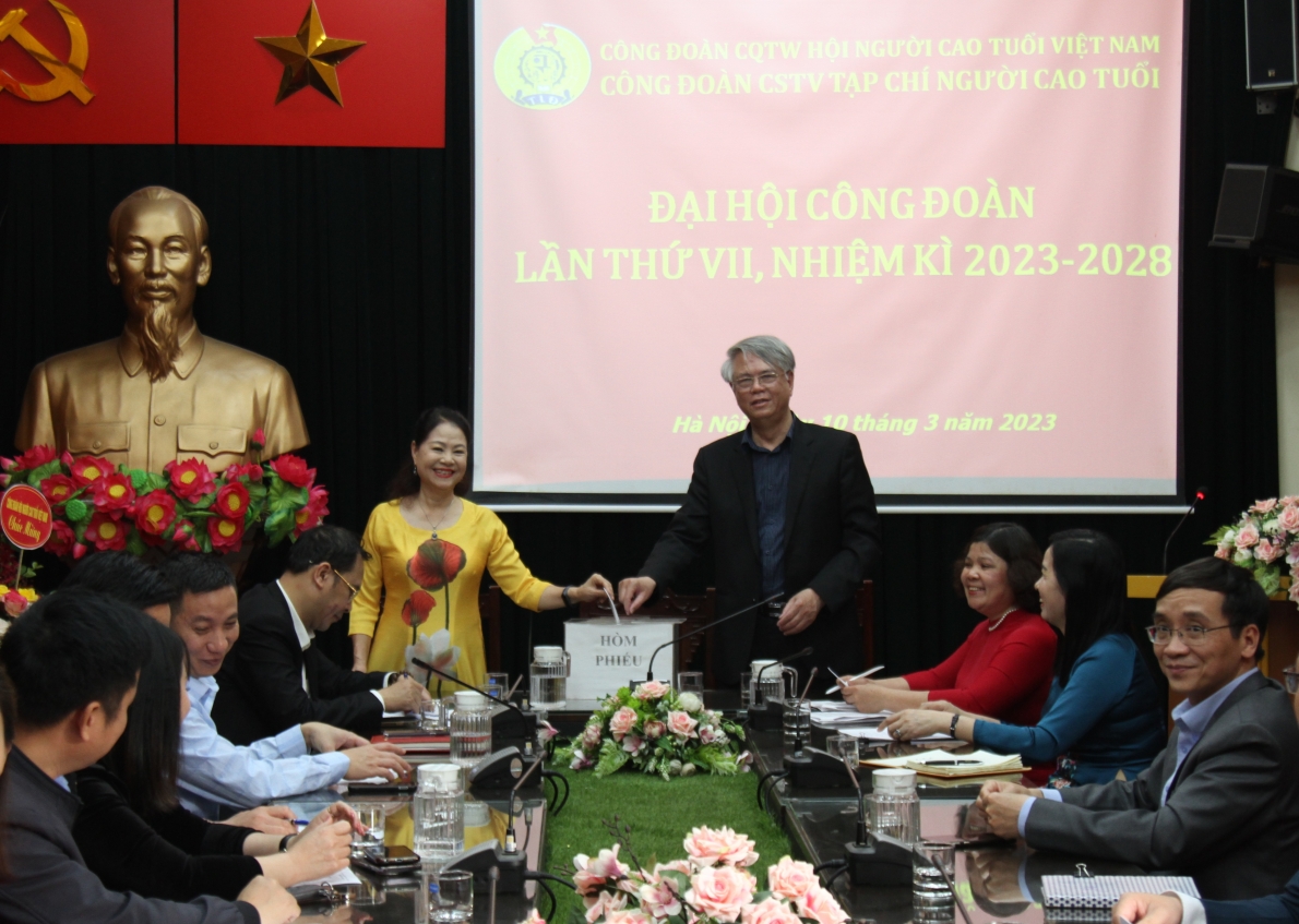 Lãnh đạo Tạp chí bỏ phiếu bầu Ban Chấp hành Công đoàn khóa mới