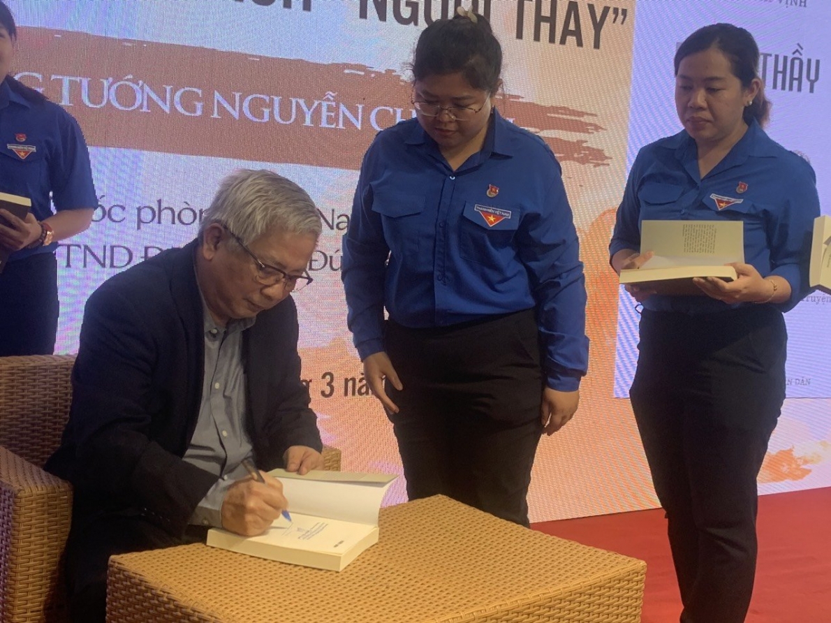 “Người thầy” của Thượng tướng Nguyễn Chí Vịnh tạo sức hút mạnh mẽ với độc giả ở TP. Hồ Chí Minh