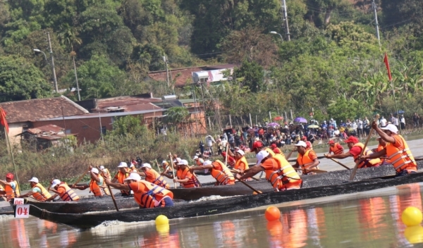 Hội đua thuyền độc mộc hấp dẫn du khách đến với Lễ hội Cà phê Buôn Ma Thuột lần thứ 8 năm 2023