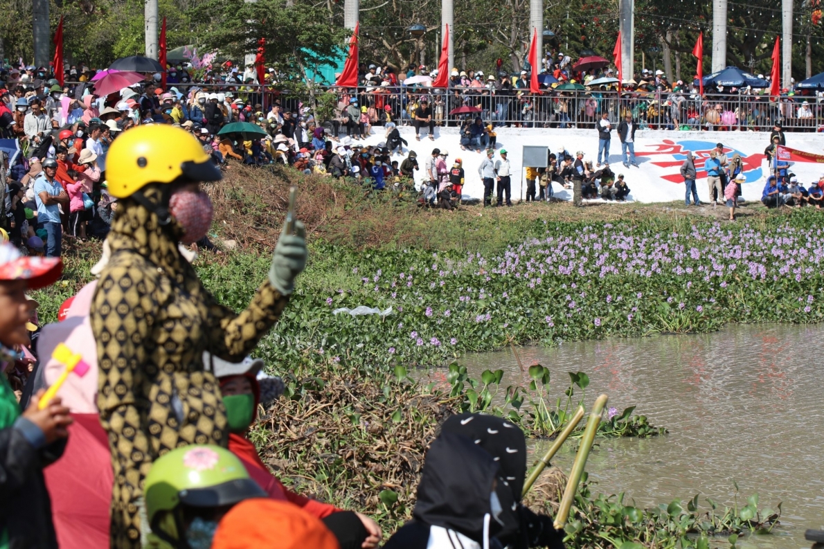 Hội đua thuyền độc mộc hấp dẫn du khách đến với Lễ hội Cà phê Buôn Ma Thuột lần thứ 8 năm 2023