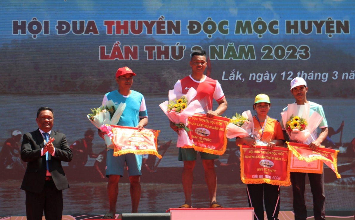 Hội đua thuyền độc mộc hấp dẫn du khách đến với Lễ hội Cà phê Buôn Ma Thuột lần thứ 8 năm 2023