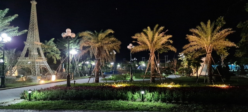 Công viên 5 châu với biểu tượng tháp Effel tại TNR Stars Diễn Châu