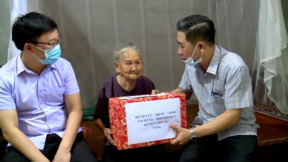 Tặng quà NCT hoàn cảnh khó khăn của xã Tri Phương, huyện Tiên Du, tỉnh Bắc Ninh