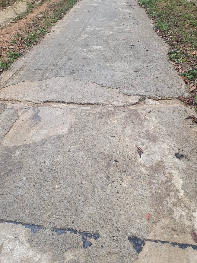 Người cao tuổi bức xúc vì đường mới đưa vào sử dụng đã xuống cấp nghiêm trọng