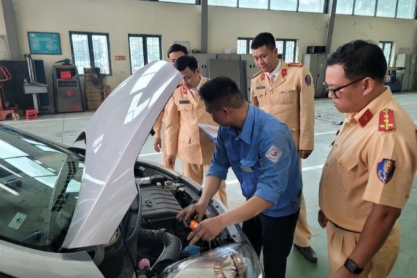 Thêm hơn 100 CSGT hỗ trợ các trung tâm đăng kiểm ở Hà Nội và TP. Hồ Chí Minh