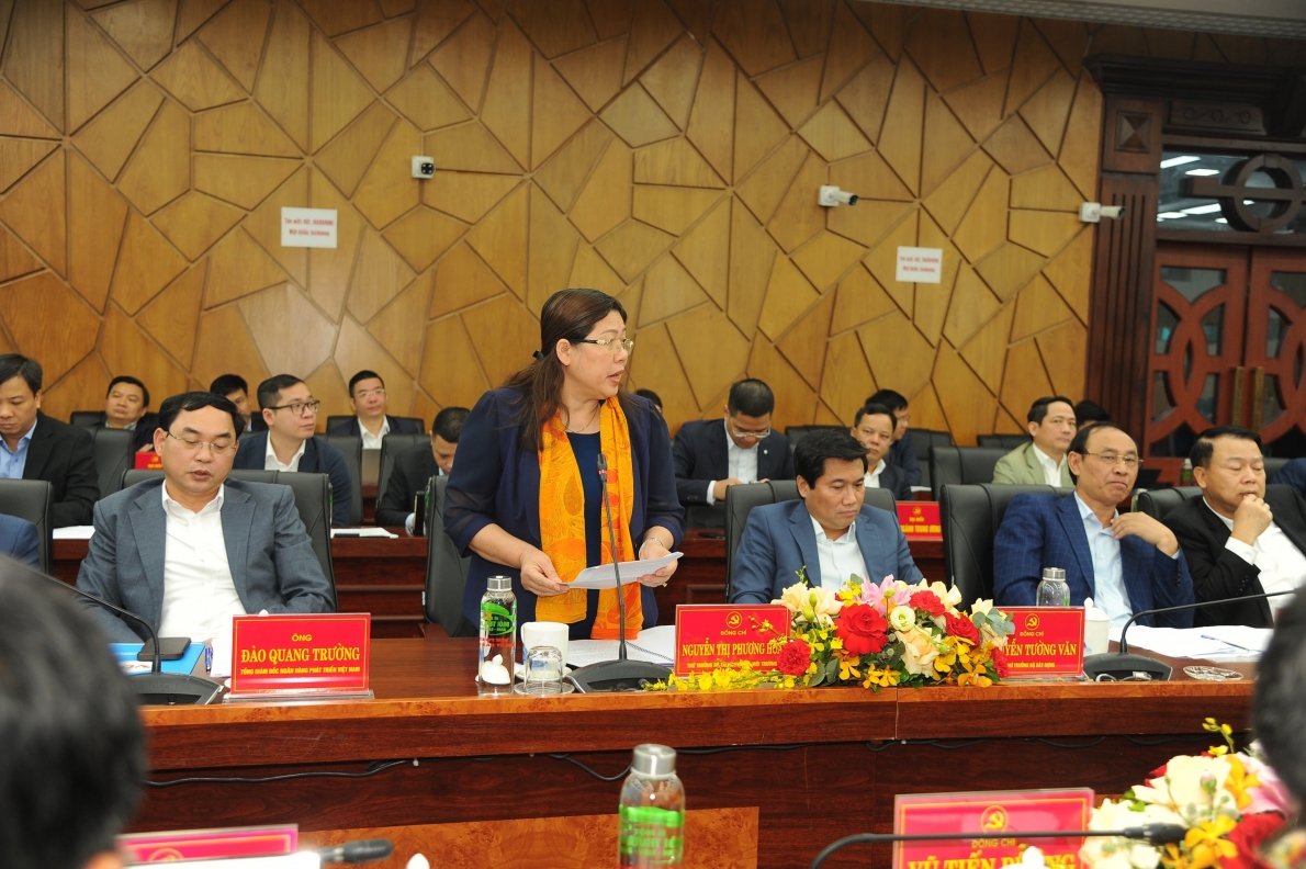 Thủ tướng Phạm Minh Chính làm việc với Ban Thường vụ Tỉnh ủy Hải Dương