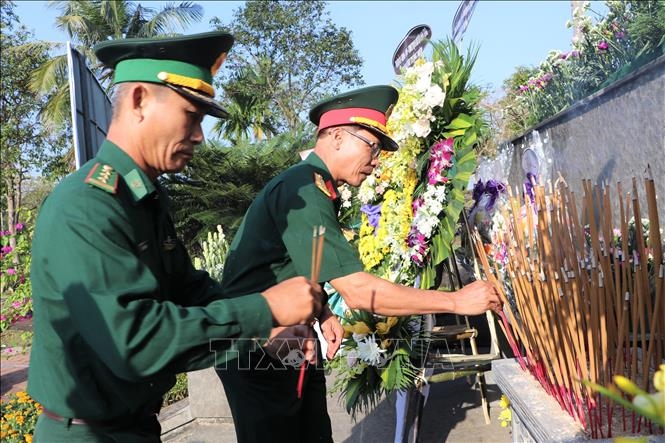 Cựu chiến binh dâng hương tưởng niệm. Cựu chiến binh dâng hương tưởng niệm.