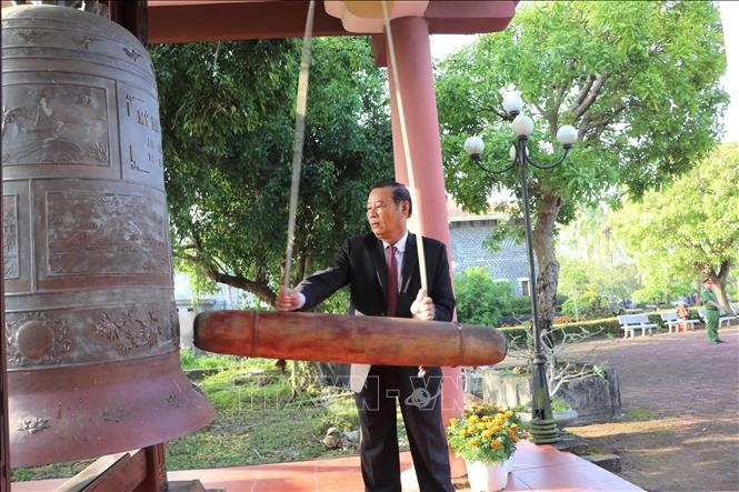 Đánh 5 hồi 4 tiếng chuông tưởng niệm 504 thường dân vô tội. Đánh 5 hồi 4 tiếng chuông tưởng niệm 504 thường dân vô tội.