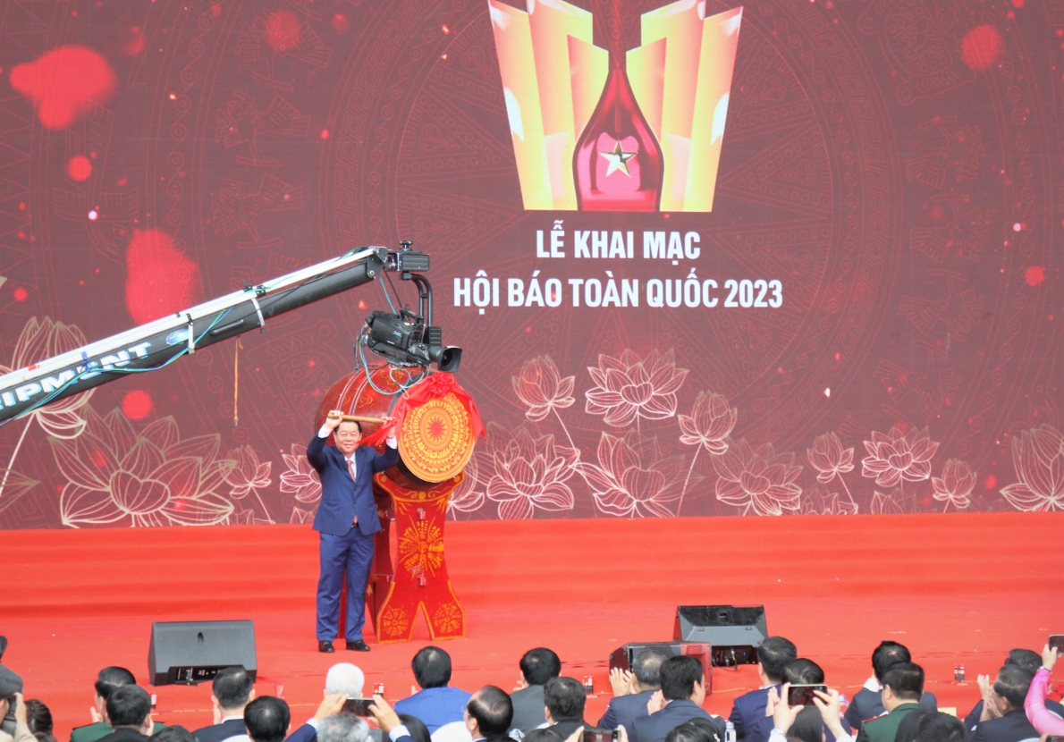 Đồng chí Nguyễn Trọng Nghĩa đánh trống khai mạc Hội báo toàn quốc năm 2023