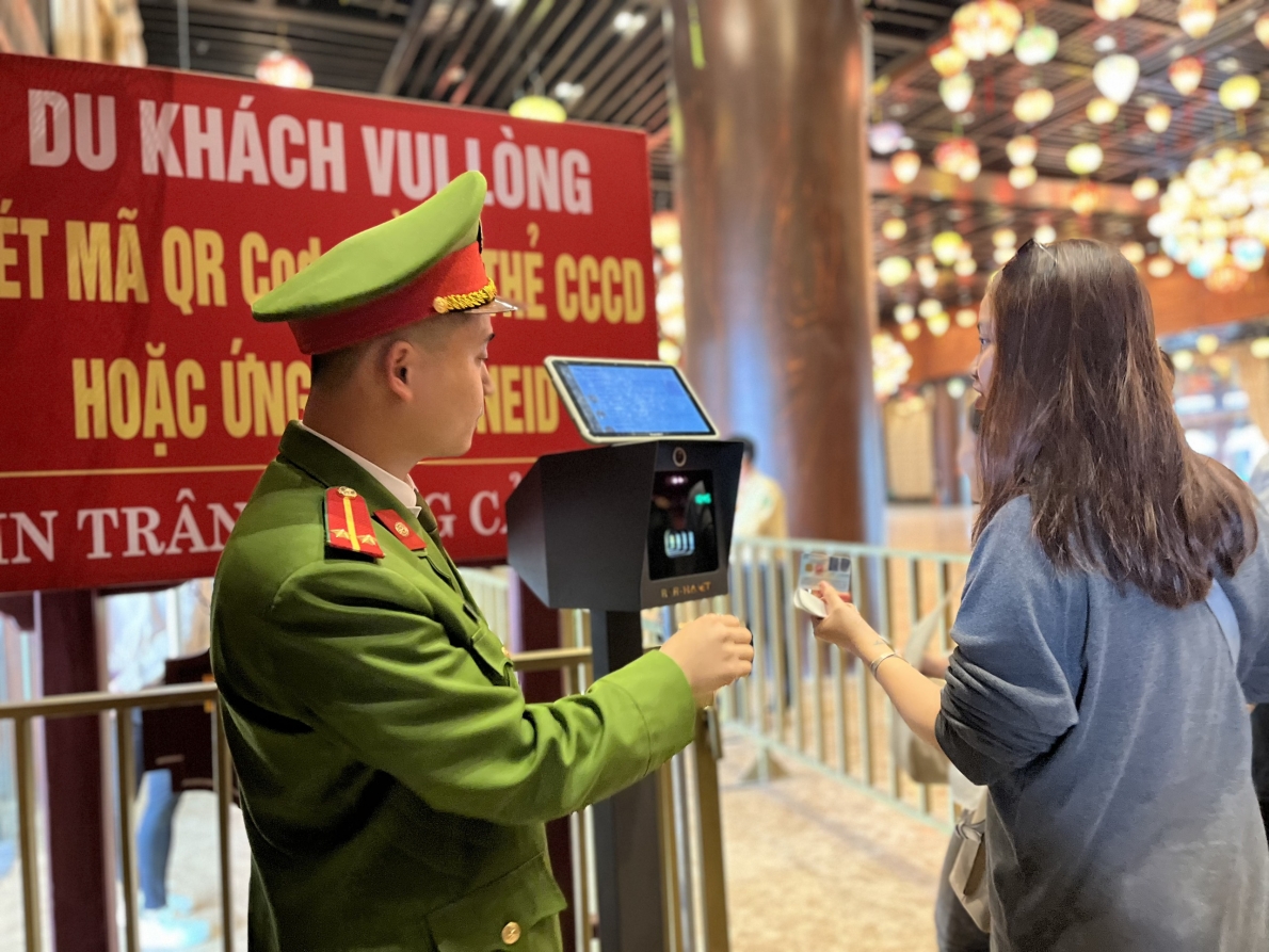 du khách chùa tam chúc