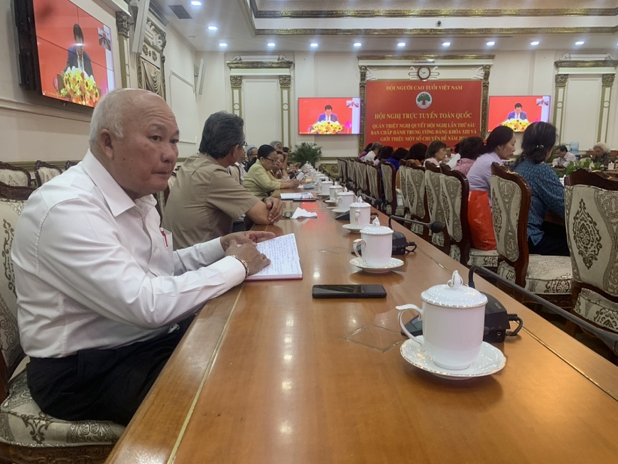 2.	Các đại biểu nghiêm túc tiếp thu nội dung hội nghị