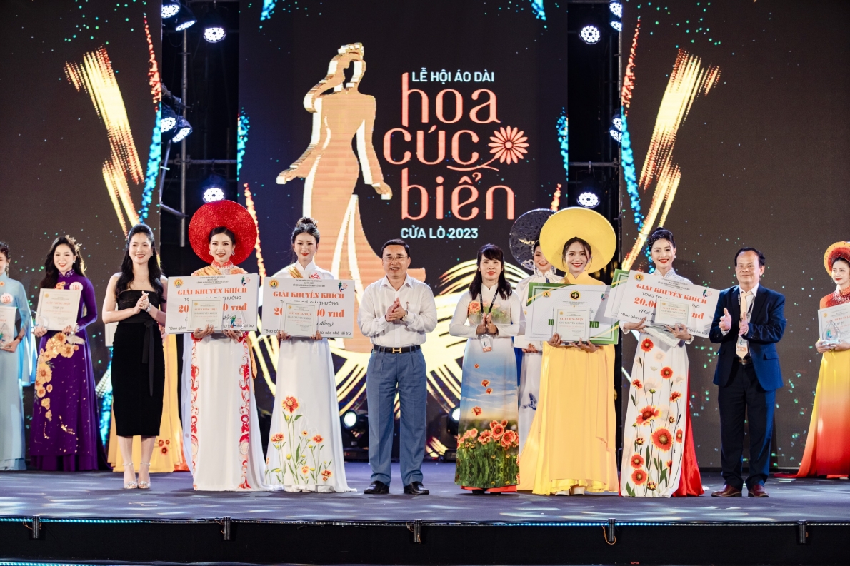 Lễ hội áo dài hoa cúc biển thị xã Cửa Lò 2023 thành công tốt đẹp