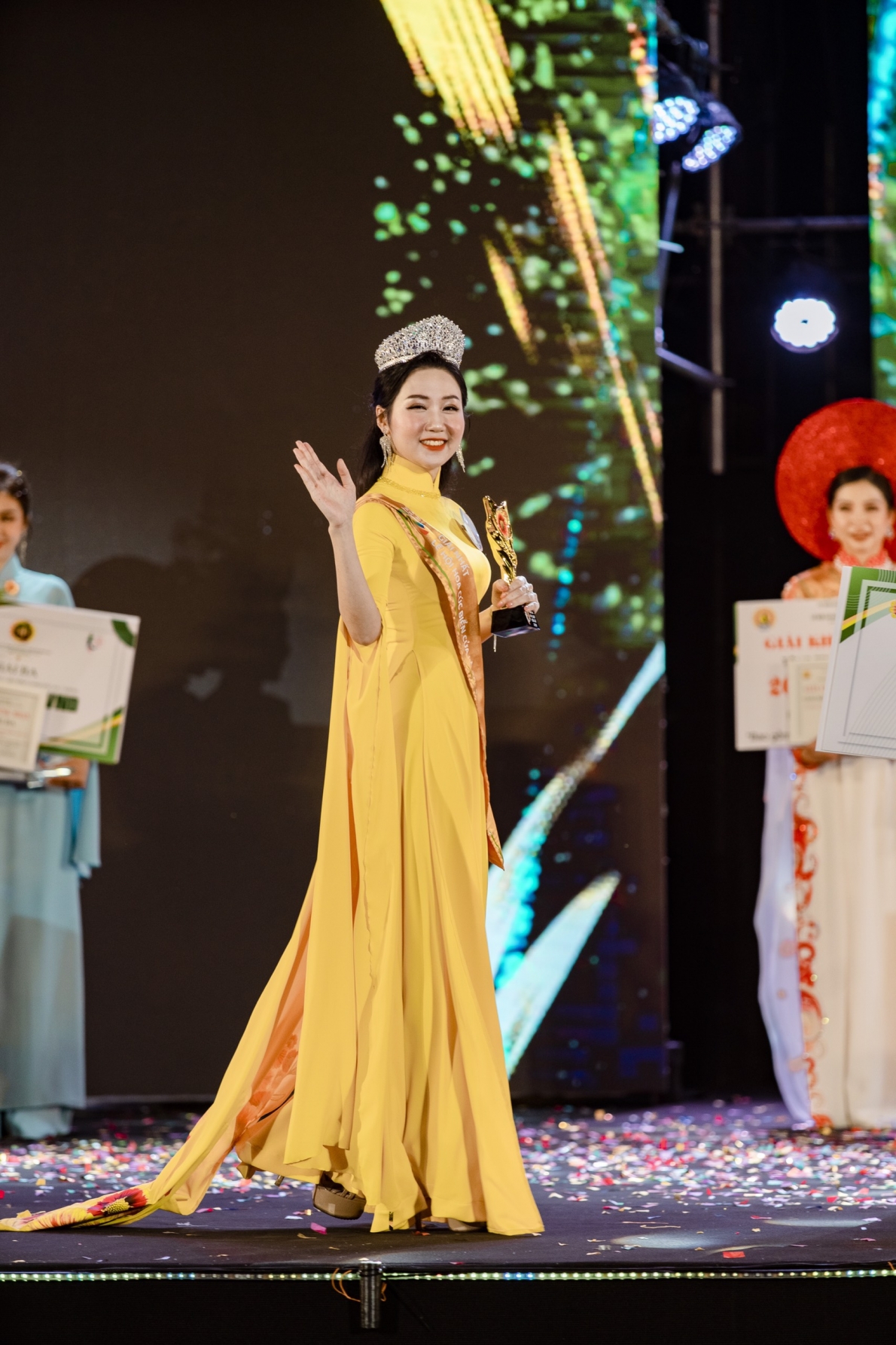 Lễ hội áo dài hoa cúc biển thị xã Cửa Lò 2023 thành công tốt đẹp