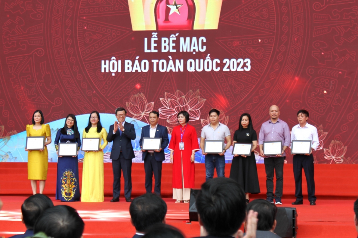 Ban tổ chức trao giải giao diện điện tử Tết ấn tượng cho các đơn vị