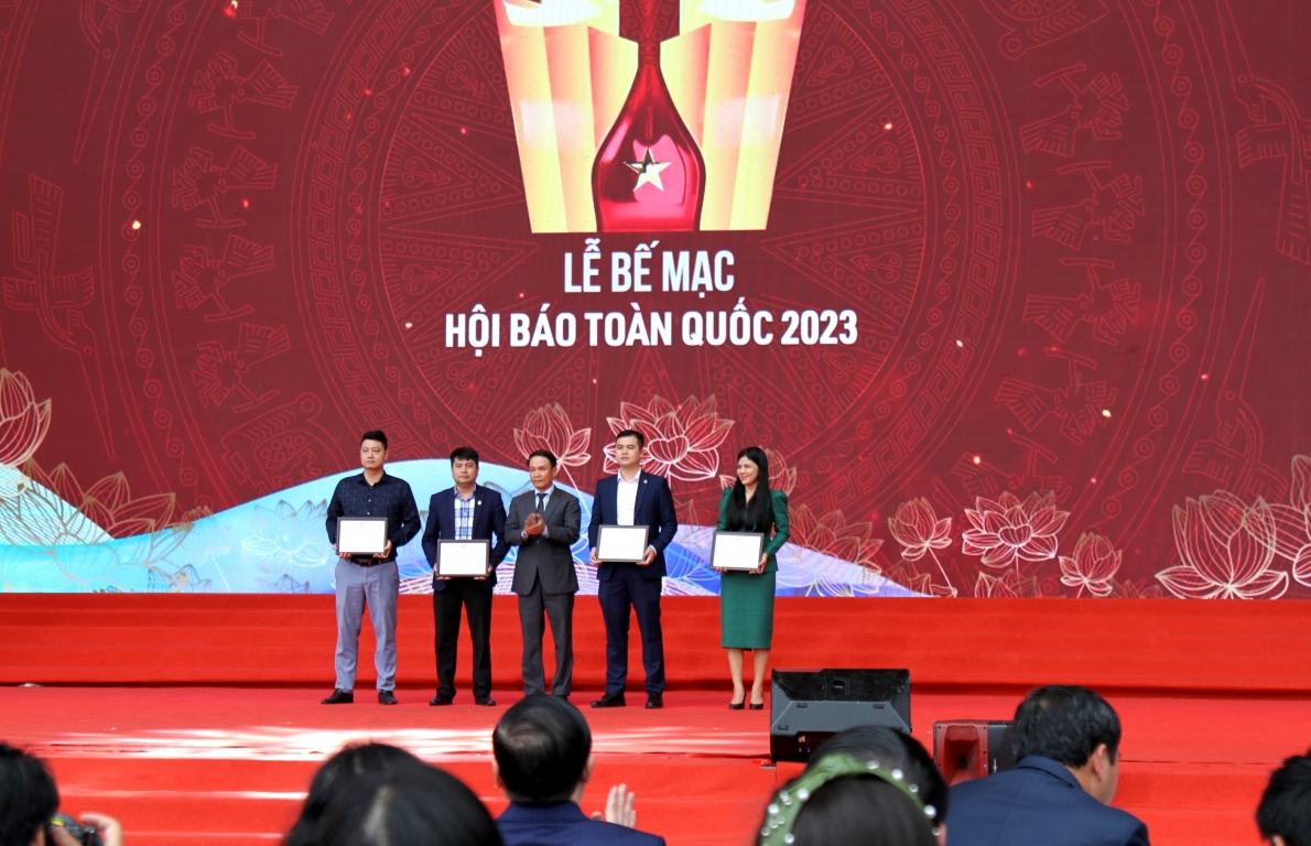 Trao bằng vinh danh các nhà tài trợ tại Hội báo toàn quốc năm 2023