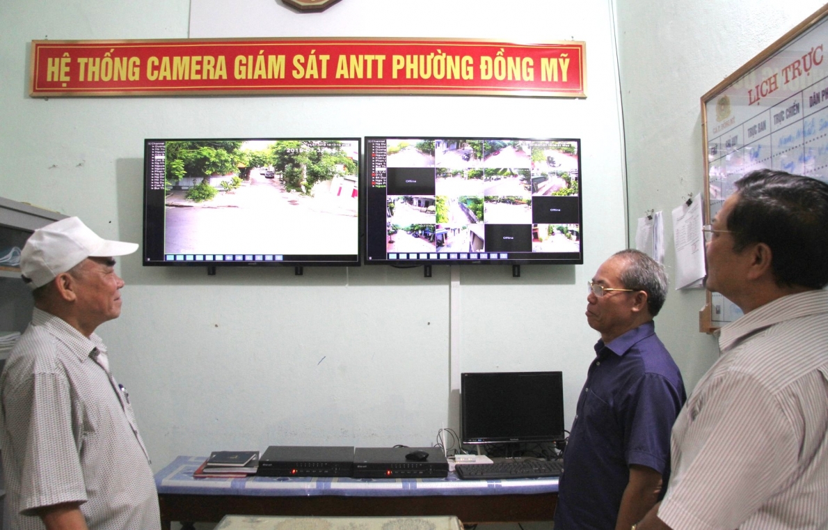 Thăm mô hình camera an ninh do NCT thành phố Đồng Hới, tỉnh Quảng Bình vận động người dân đóng góp kinh phí thực hiện