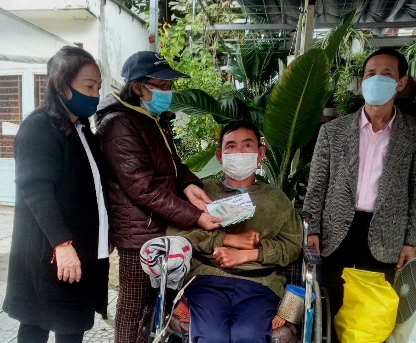 CLB LTHTGN ở TP Đà Nẵng tặng quà hỗ trợ hội viên hoàn cảnh khó khăn