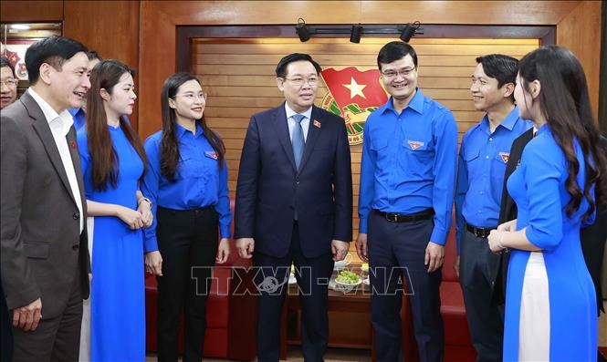 Chủ tịch Quốc hội Vương Đình Huệ trao đổi với Ban Bí thư Trung ương Đoàn và các đại biểu. Ảnh: Doãn Tấn/TTXVN