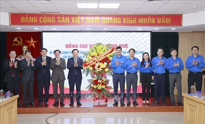 Chủ tịch Quốc hội Vương Đình Huệ chúc mừng Ban Bí thư Trung ương Đoàn nhân kỷ niệm 92 năm Ngày thành lập Đoàn Thanh niên Cộng sản Hồ Chí Minh. Ảnh: Doãn Tấn/TTXVN