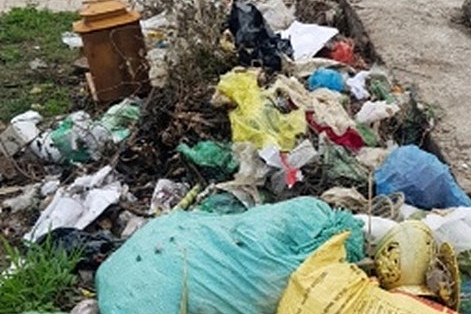 Các bao rác bẩn và những vật thể lạ vứt xuống kênh.