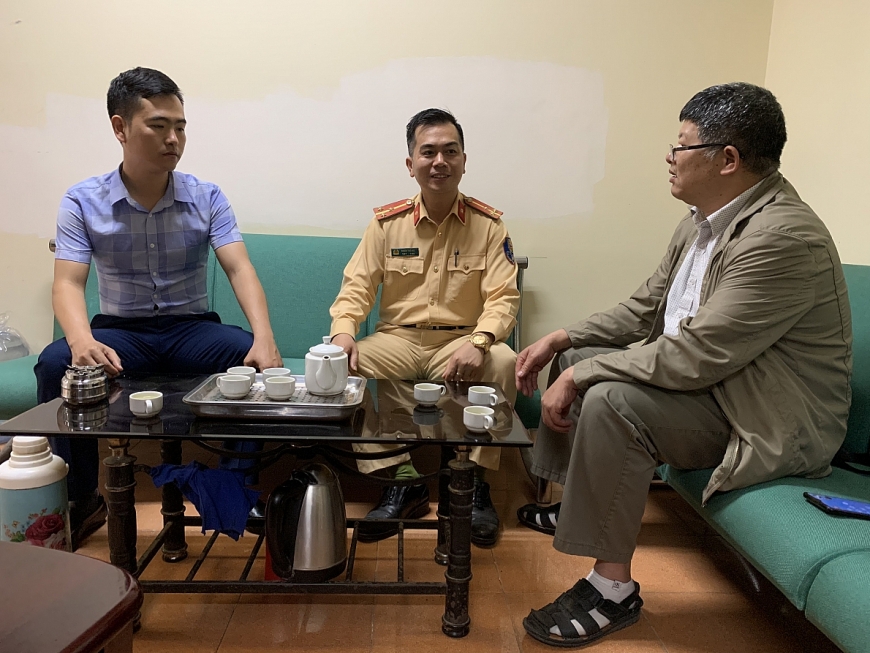 Ông Phan Văn Chính - Phó Giám đốc Trung tâm đăng kiểm 3301S và Thượng úy Đoàn Thế Hải trao đổi với PV