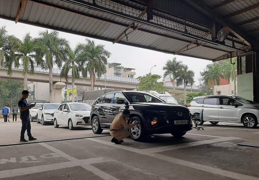  Lực lượng Cảnh sát giao thông hỗ trợ tại Trung tâm đăng kiểm 3301S.