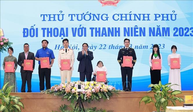 Thủ tướng Phạm Minh Chính tặng quà cho các gương mặt trẻ Việt Nam triển vọng. Ảnh: Dương Giang/TTXVN