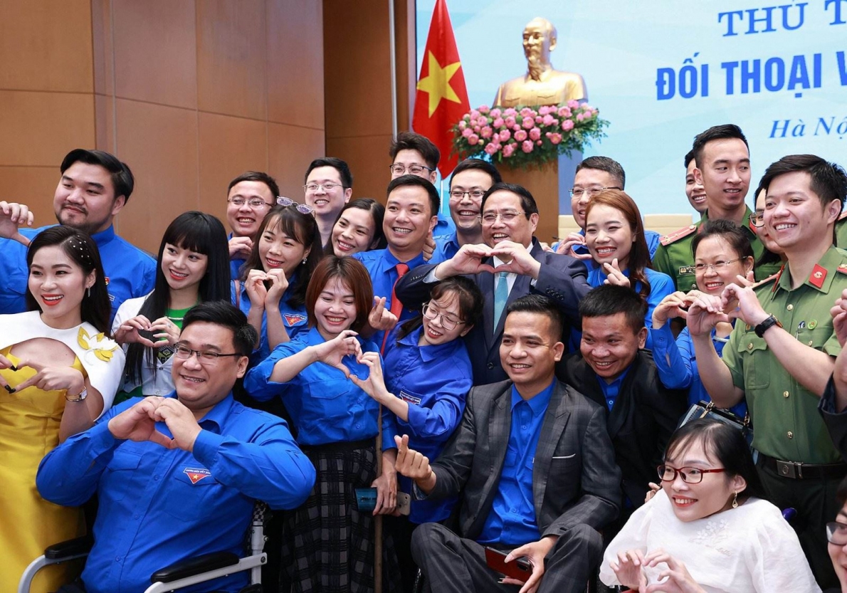 Thủ tướng Phạm Minh Chính với các đại biểu thanh niên. Ảnh: Dương Giang/TTXVN