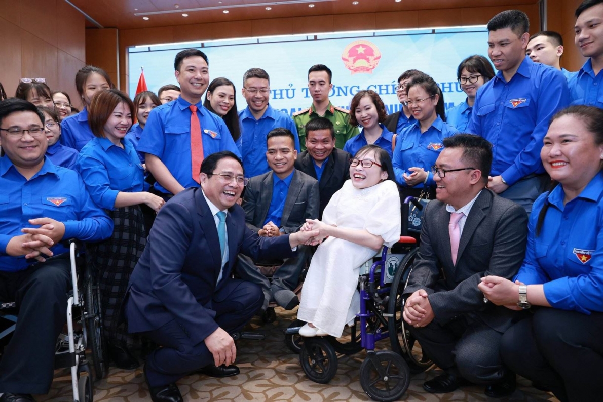 Thủ tướng Phạm Minh Chính với các đại biểu thanh niên. Ảnh: Dương Giang/TTXVN