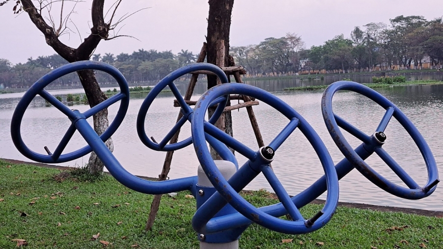 H 3. Dụng cụ tập thẻ dục ngoài trời đã hỏng