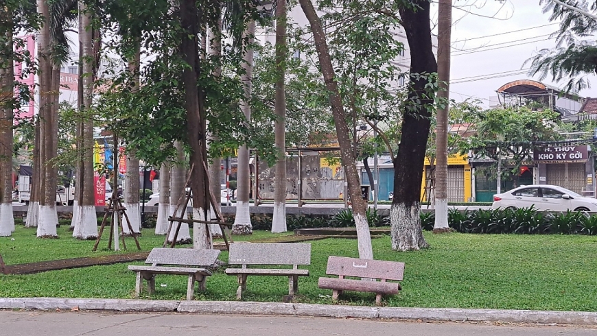 Ghế đá công viên đã biến dạng. 