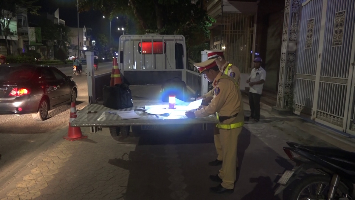 Cảnh sát giao thông Công an tỉnh Quảng Ngãi siết chặt kiểm tra nồng độ cồn