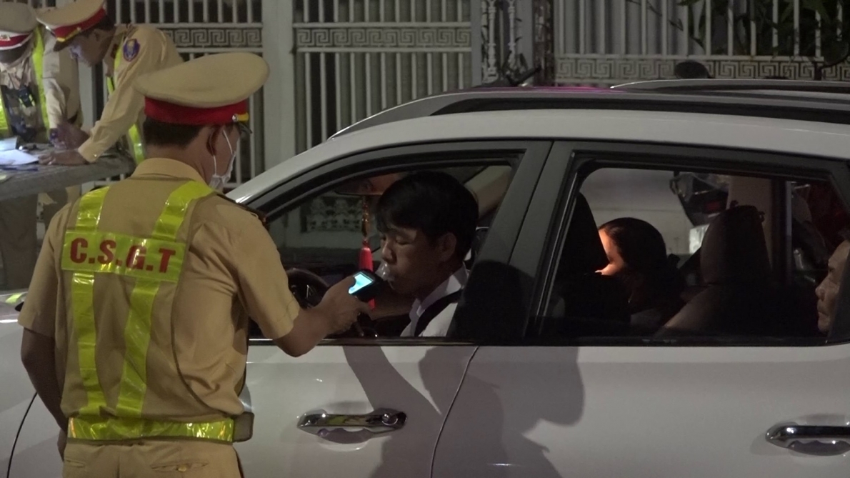 Cảnh sát giao thông Công an tỉnh Quảng Ngãi siết chặt kiểm tra nồng độ cồn
