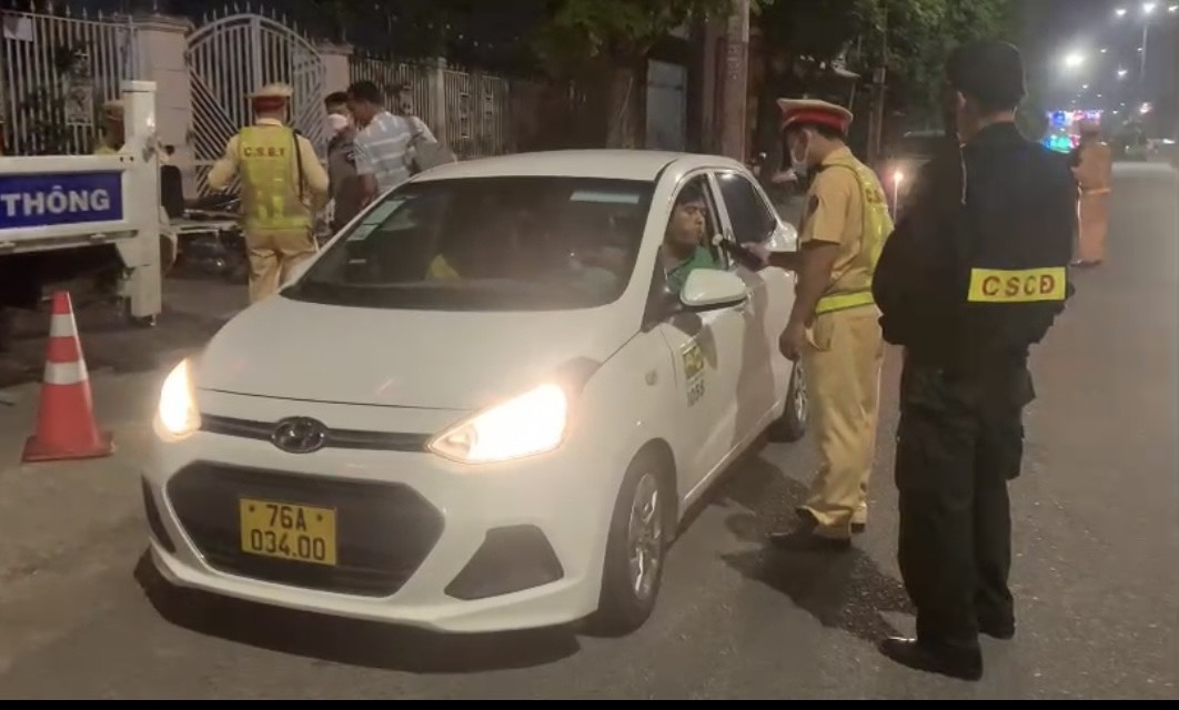 Cảnh sát giao thông Công an tỉnh Quảng Ngãi siết chặt kiểm tra nồng độ cồn