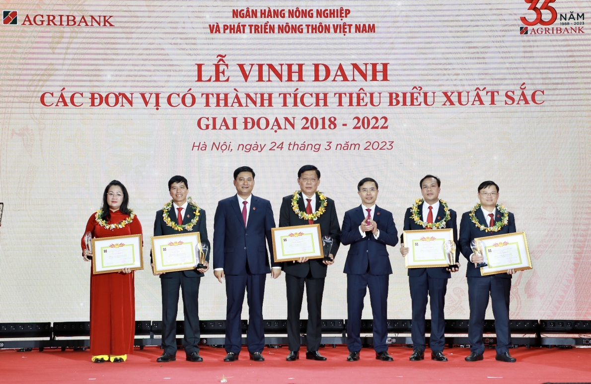 Agribank đón nhận Huân chương Lao động hạng Nhất và chào mừng kỷ niệm 35 năm ngày thành lập