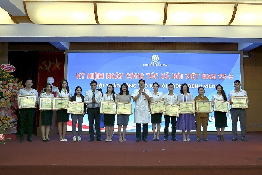 Công tác xã hội trong Bệnh viện: Cánh tay nối dài hỗ trợ người bệnh và cộng đồng Công tác xã hội trong Bệnh viện: Cánh tay nối dài hỗ trợ người bệnh và cộng đồng