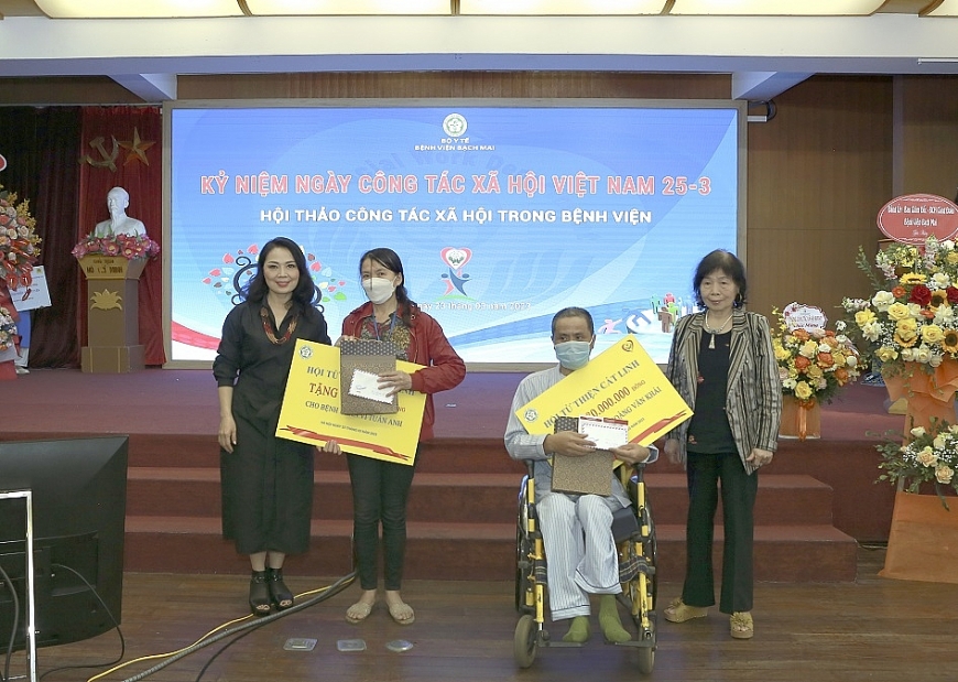 Công tác xã hội trong Bệnh viện: Cánh tay nối dài hỗ trợ người bệnh và cộng đồng Công tác xã hội trong Bệnh viện: Cánh tay nối dài hỗ trợ người bệnh và cộng đồng