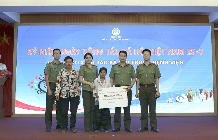 Công tác xã hội trong Bệnh viện: Cánh tay nối dài hỗ trợ người bệnh và cộng đồng Công tác xã hội trong Bệnh viện: Cánh tay nối dài hỗ trợ người bệnh và cộng đồng