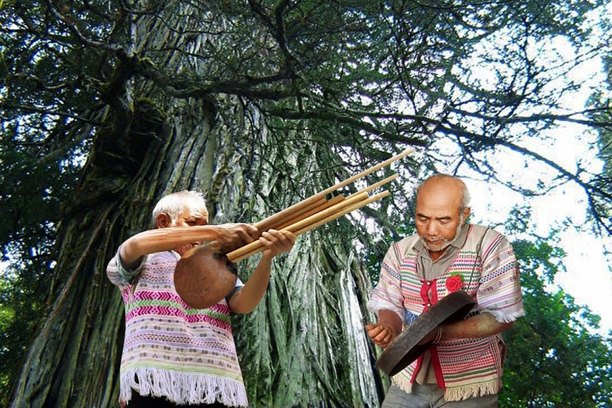  Già làng K’Ten và già làng Ya Bá đánh chiêng, tấu khèn dưới rừng thông đỏ nghìn tuổi